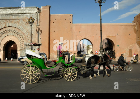 Bab Agnaou City Gate le mura della città con i turisti in gita in Carrozza e Cavallo o cabina di Hackney, Marrakech, Marocco Foto Stock