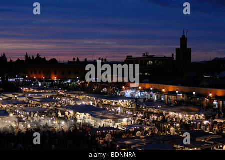 Vista panoramica o panoramica sulle bancarelle di cibo illuminate di Djemaa El-Fna o Piazza Djemaa El Fna al tramonto, sera o prima notte, Marrakech, Marocco Foto Stock