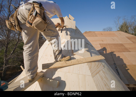 Carpenter lavorando sulla torretta di una casa Foto Stock