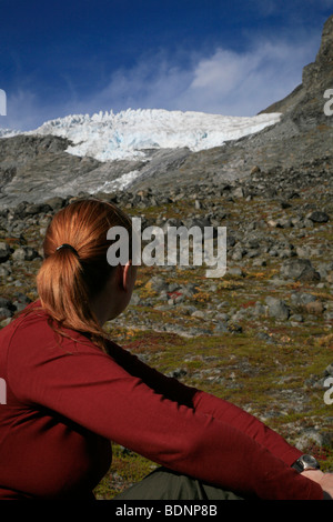 VISITA AL GHIACCIAIO: Turista al ghiacciaio Galdhoøpiggen Styggebreen dalla salita Visdalen nel Parco Nazionale Jotunheimen, Oppland, MODELLO norvegese RILASCIATO Foto Stock