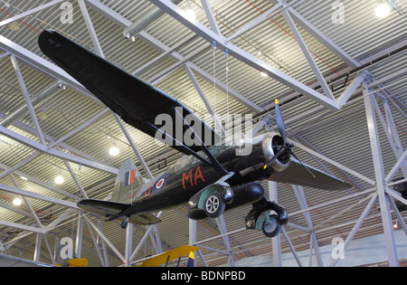 Sospesa dal tetto di spazio dell'aria spazio hangar iwm duxford,questo eccellente esempio di Westland lysander iii aeromobile Foto Stock