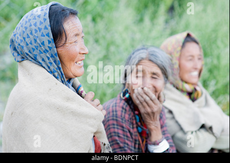 Il vecchio le donne indiane dal villaggio di Kibber guardando ballerine alla fine di una giornata di lavoro. Foto Stock