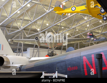 Sospeso nel cavernoso spazio sul tetto dell'aria spazio hangar,IWM Duxford è questo eccellente esempio di Canberra B2 bombardiere. Foto Stock