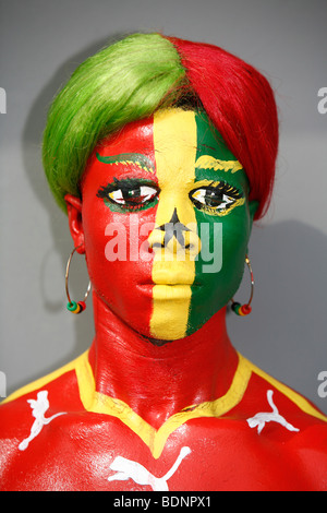 Uomo con dettagliate vernice faccia pone per le fotografie. Prima di Ghana V Nigeria Quarti di finale della Coppa d'Africa Unite 2008 Foto Stock