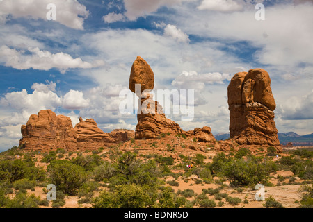Roccia equilibrata formazione di arenaria in Arches National Park, Moab, Utah, Stati Uniti Foto Stock