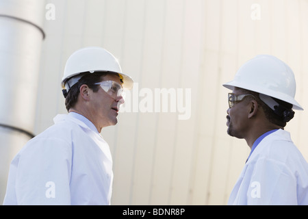 Due scienziati a discutere gli uni con gli altri Foto Stock