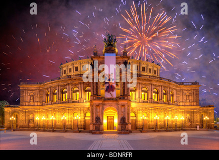 Semperoper, con banner, a piazza Theaterplatz, fuochi d'artificio, Dresda, Sassonia, Germania, Europa Foto Stock