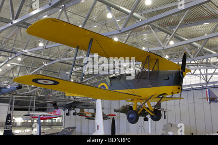 In esso è marrone e livrea gialla è questo raffinato esempio del de Havilland DH82A Tiger Moth aereo,alla mostra come, IWM Duxford. Foto Stock