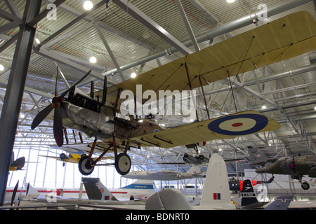 Sospesa e visualizzati nel tetto spazio a spazio aereo Hangar Duxford è questo Royal Aircraft Factory RI8 biplanari a. Foto Stock