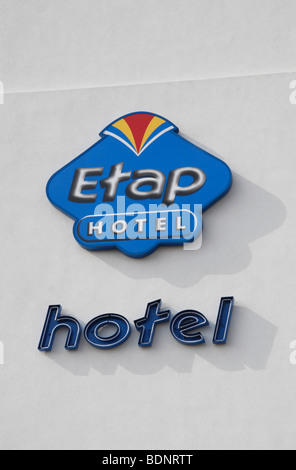 L'Etap Hotel logo (ora rinominato Ibis Bilancio) al di fuori del London Hounslow filiale. Foto Stock