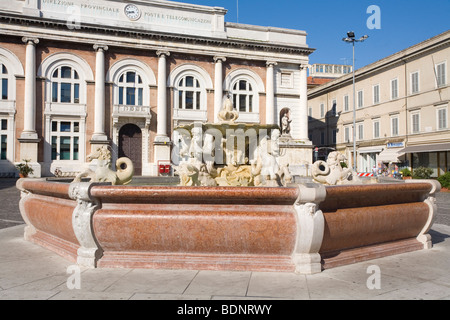 'La pupilla di Pesaro', una fontana dallo scultore Lorenzo Ottoni (1684) in Piazza Del Popolo, Pesaro, Marche, Italia Foto Stock
