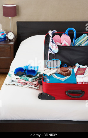 Aprire la valigia sul letto, vista in elevazione Foto Stock