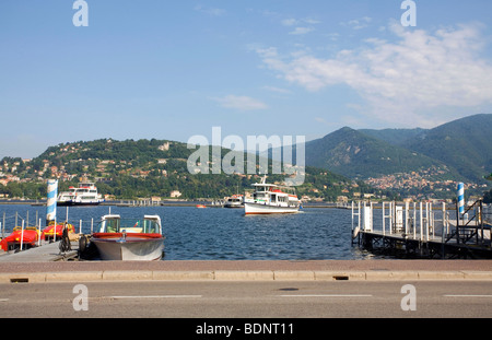 Il traghetto e le barche sul lago di Como, Lombardia, Italia Foto Stock