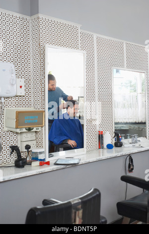 Barbiere di business di taglio mans capelli in un barbiere Foto Stock
