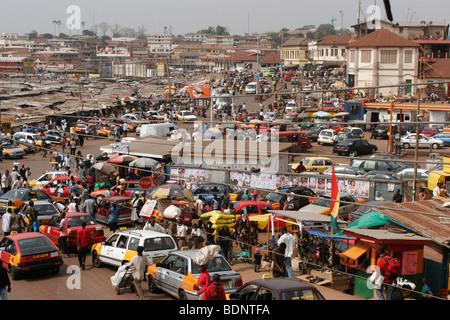 Il traffico che passa il molto affollato mercato Kejetia nel centro di Kumasi. Il Ghana. Africa occidentale. ©Picture Zute Lightfoot. 07939 108077. Foto Stock