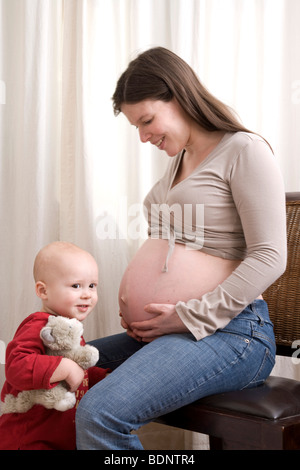 Donna incinta con un bambino Foto Stock