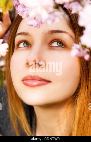 Concetto di aromaterapia - bella donna profumati fiori Foto Stock