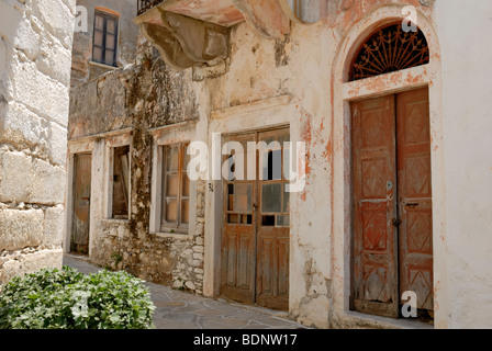 Una bella vista sul vecchio ville storiche nel cuore del piccolo villaggio di hictoric di Halki. Halki, Tragaea, NAXOS, CICLADI Isla Foto Stock