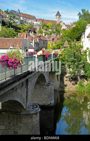 Antico ponte sul fiume nella città di angoli sur l' Anglin, Francia Foto Stock