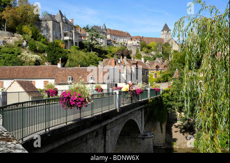 Antico ponte sul fiume nella città di angoli sur l' Anglin, Francia Foto Stock