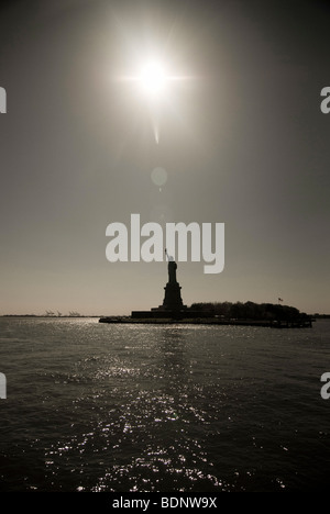 La Statua della Libertà si vede dall'acqua nel porto di New York, Stati Uniti d'America. Foto Stock