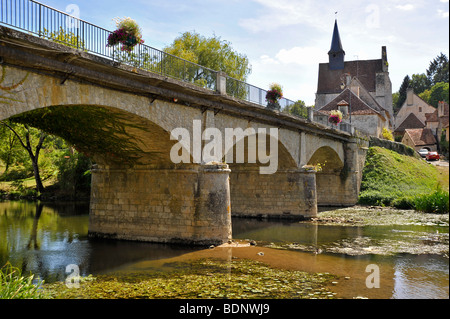 Storico ponte sul fiume Anglin in Francia Foto Stock