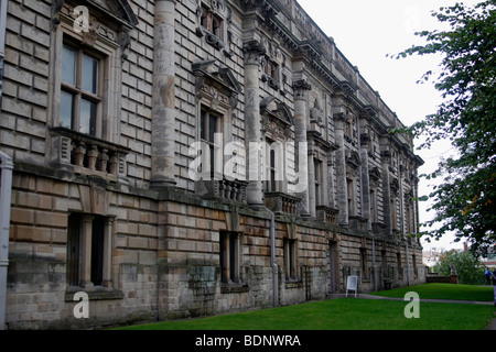 L'entrata originale al mansion house a Nottingham Castle era al primo piano ed è stato ora sostituito da questa finestra. L'imponente scala sono andati, rimasta solo la caratteristica della vecchia entrata essendo la (danneggiato) statua del duca di Newcastle a cavallo (al di sopra della finestra) che è stato originariamente sopra l'ingresso principale, ma rimane nell'attuale edificio. L'ingresso di corrente è sul terreno fkoor sul lato opposto dell'edificio. Foto Stock