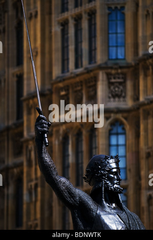 La statua di Richard il cuore di Lionheart fuori dalle Camere del Parlamento a Londra. Foto Stock