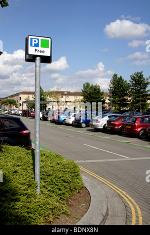 Parcheggio auto gratuito segno nella zona centrale di Milton Keynes , Buckinghamshire , Inghilterra , REGNO UNITO Foto Stock