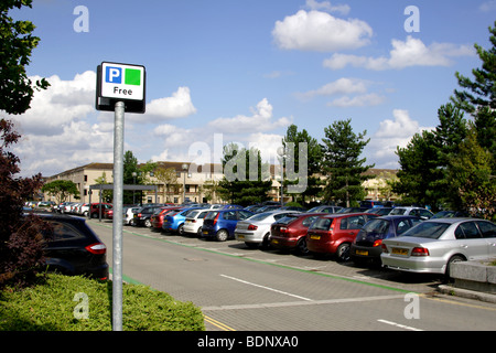 Parcheggio auto gratuito segno nella zona centrale di Milton Keynes , Buckinghamshire , Inghilterra , REGNO UNITO Foto Stock