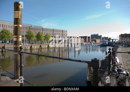 Navigazione porta con il municipio e indicatore di flood, Husum, Schleswig-Holstein, Germania settentrionale, Germania, Europa Foto Stock