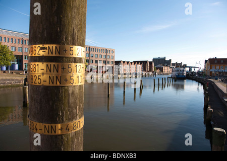 Navigazione porta con il municipio e indicatore di flood, Husum, Schleswig-Holstein, Germania settentrionale, Germania, Europa Foto Stock