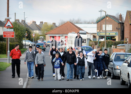 La coordinatrice del progetto della comunità BURYSED progetto giovani MO FREEMAN (centro) al di fuori della loro caduta IN CENTRO IN SEDBURY vicino che Foto Stock