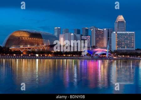 Lo skyline di Singapore, Marinabay, Esplanade Drive, sul retro Esplanade - il teatro sulla baia, centro culturale, Pan Pacific, Mandarino Foto Stock