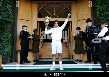 Roger Federer celebra con il trofeo dopo aver vinto il torneo di Wimbledon 2009 titolo. Foto Stock