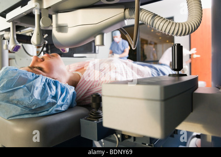 Paziente sottoposto a chirurgia LASIK Foto Stock
