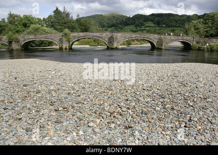 La città di Dolgellau Galles. Vista di cinque arcate Llanelltyd antico ponte sul fiume Wnion. Foto Stock