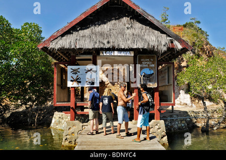 Benvenuto e cartelli di divieto, turisti, Rinca Isola, Loh Buaya, Parco Nazionale di Komodo, Indonesia, sud-est asiatico Foto Stock