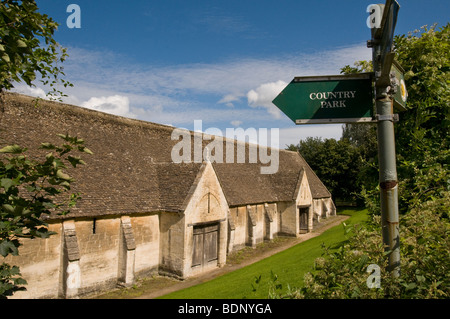 La vecchia sala Tithe Barn a Barton Agriturismo Country Park in Bradford on Avon Wiltshire Foto Stock