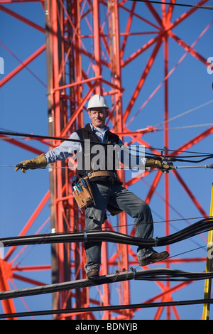 Cavo lineman riparazione di linea di trasmissione Foto Stock