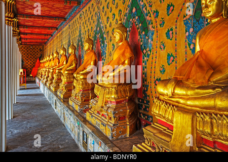 Buddha situato nella galleria dei bot a Wat Arun Foto Stock