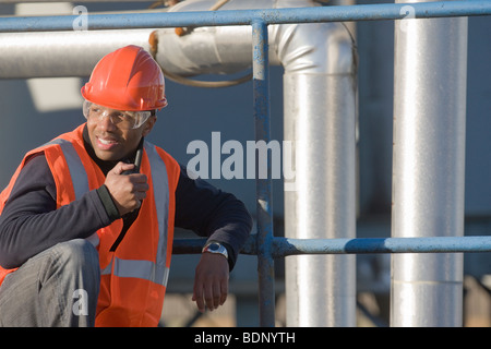 Ingegnere a parlare su un walkie-talkie Foto Stock