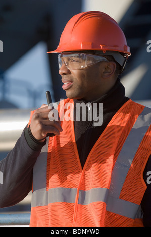 Ingegnere a parlare su un walkie-talkie Foto Stock