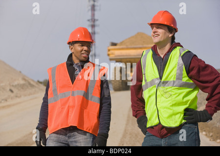 Due ingegneri parlando a un sito in costruzione Foto Stock