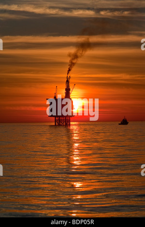 Sun impostata a oriente brae oil rig Foto Stock