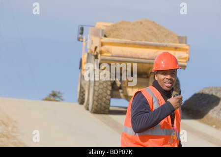 Ingegnere a parlare su un walkie-talkie Foto Stock