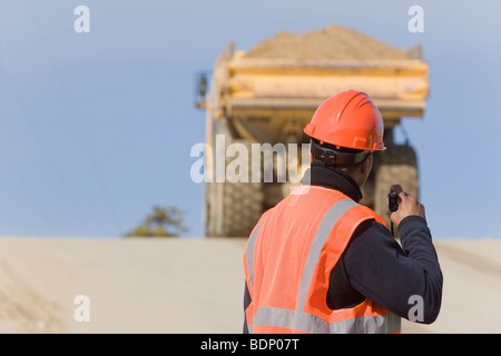 Ingegnere a parlare su un walkie-talkie Foto Stock