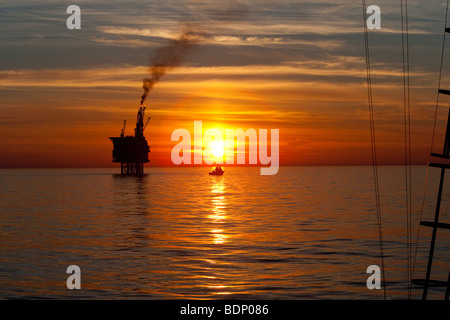 Sun impostata a oriente brae oil rig Foto Stock