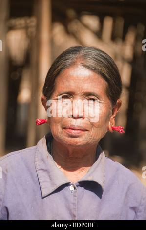 Mento tribù donne con facce tatuato mostra spider e altri disegni di tatuaggio vicino a Mrauk U nel locale villaggi Chin, Stato di Rakhine Foto Stock