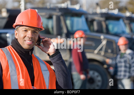 Ingegnere a parlare su un telefono mobile Foto Stock